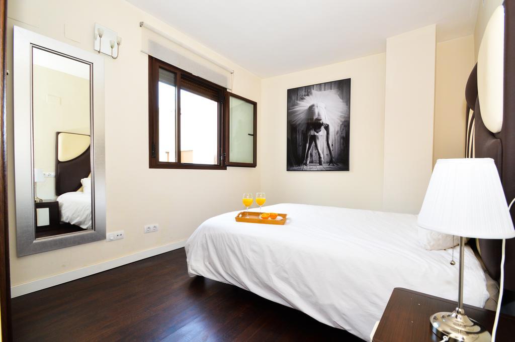 The Zentral Museo Apartment Севиля Екстериор снимка