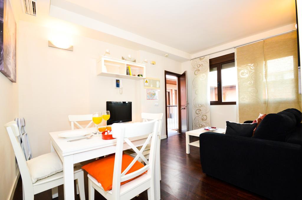 The Zentral Museo Apartment Севиля Екстериор снимка